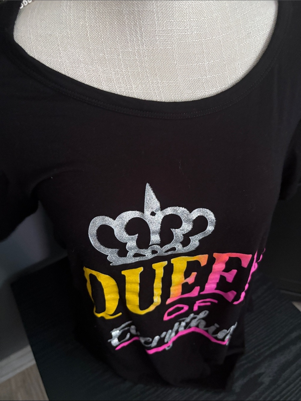 Queen Graphic Scoop Neck Women's Top - Black